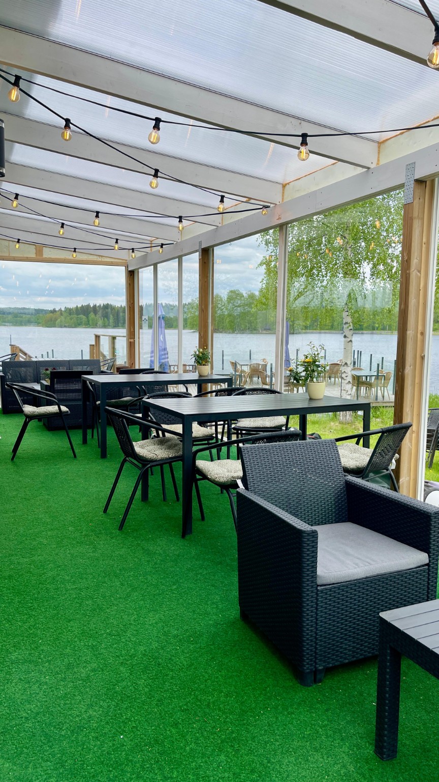 Überdachte Terrasse des Kirstulan Seebistros mit Seeblick