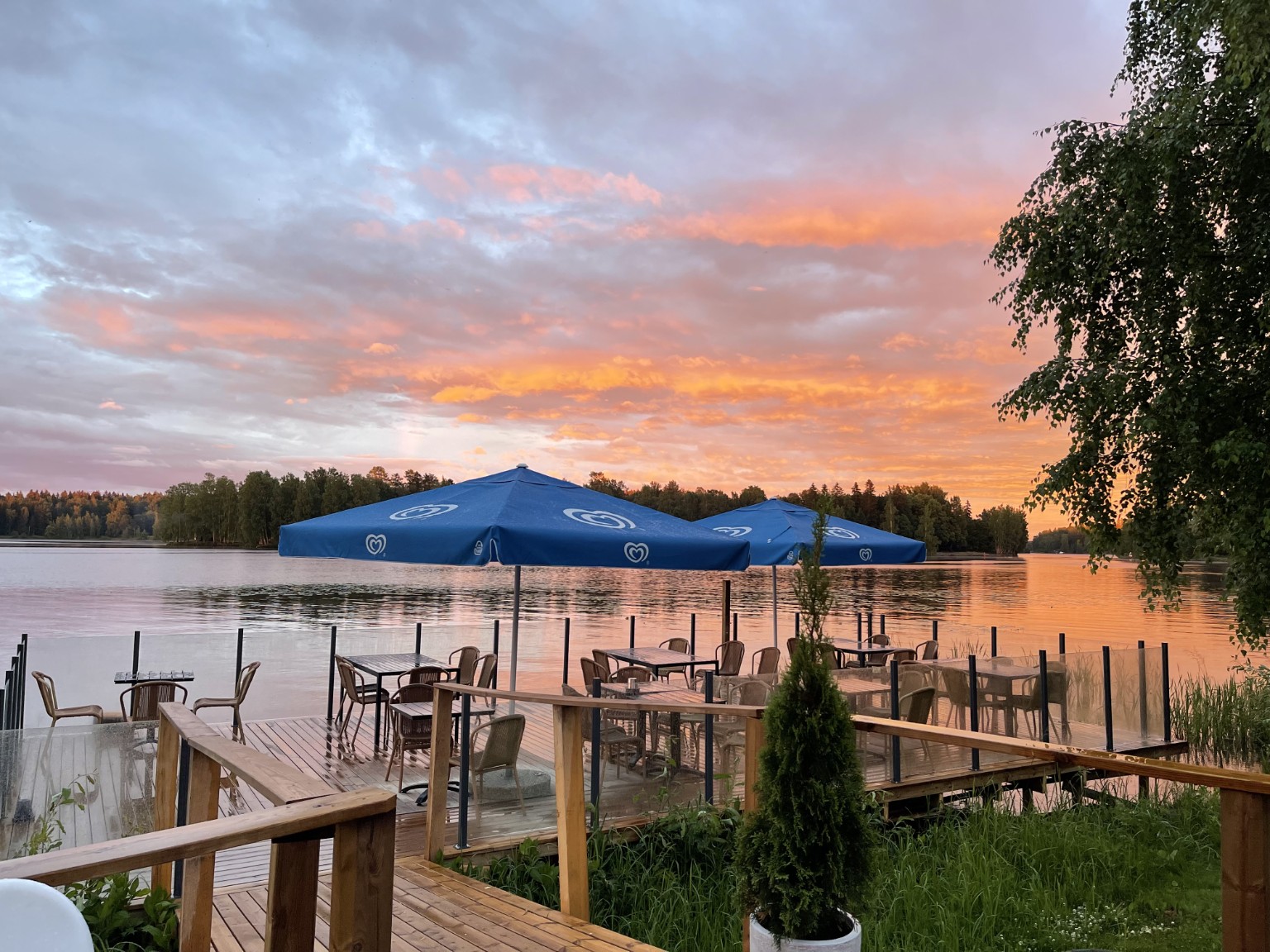 The Kirstulan Sjöbistro terrace at sunset