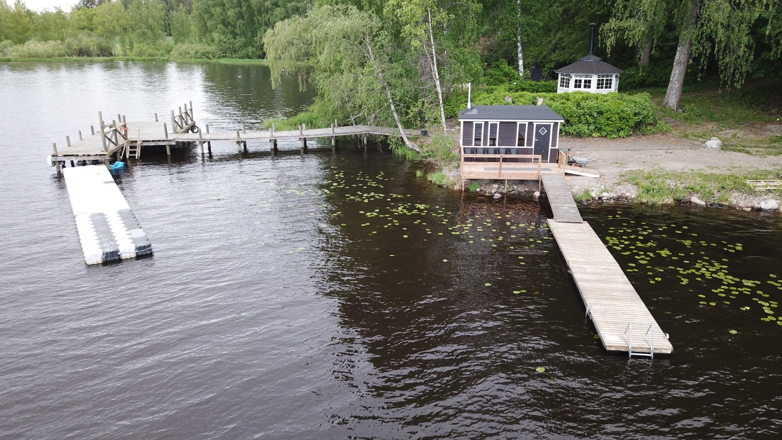 Flygbild över strandbastun och bryggan vid Kirstulan Kartano